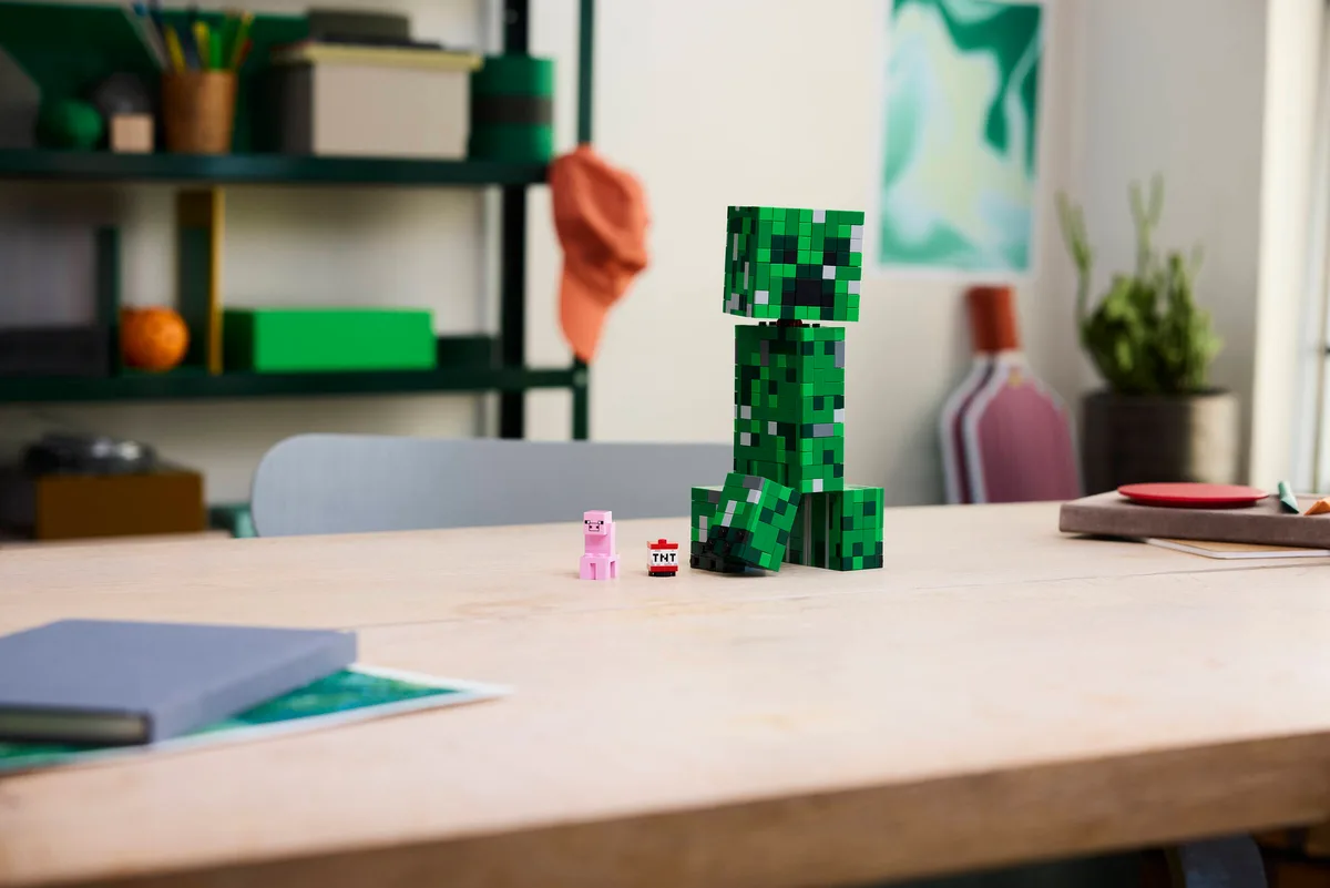 Creeper 21276 auf einem Schreibtisch, offizielles LEGO®-Foto