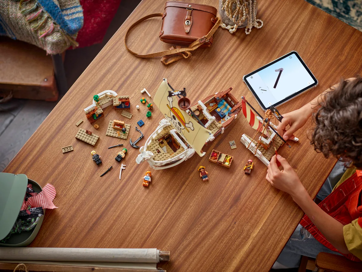 Offizielles LEGO®-Foto: Set 75639 im Aufbau auf einem Tisch