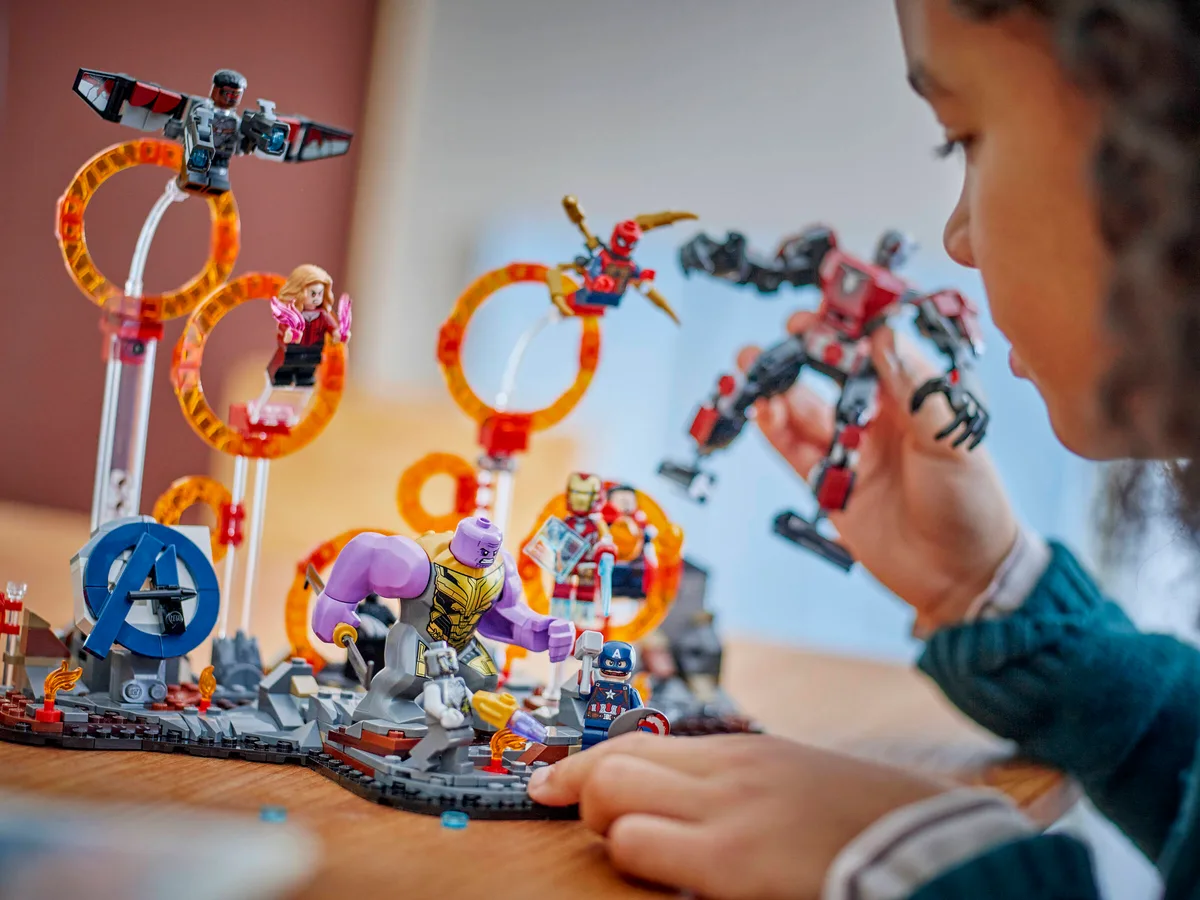 Offizielles LEGO®-Foto: Kind spielt mit dem aufgebauten Set 76323