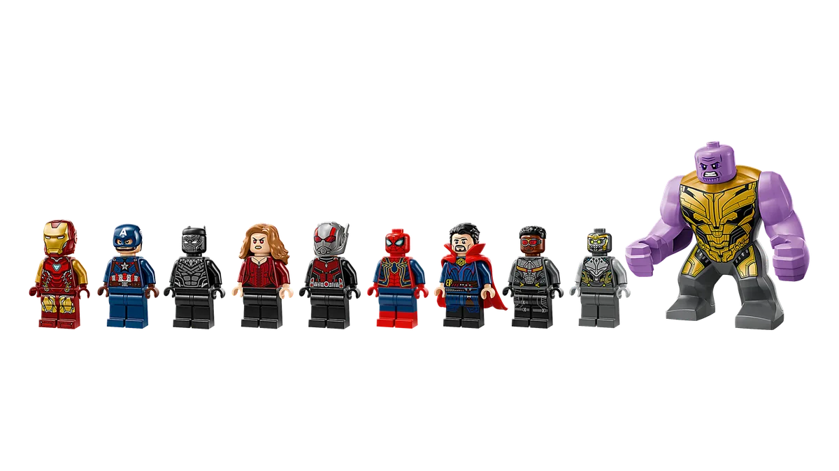 Die neun Minifiguren aus Set 76323 in einer Reihe, rechts daneben die größere Thanos-Figur